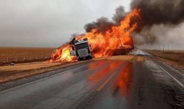 Colisão entre carretas provoca incêndio e interdita BR-174 próximo a Vilhena