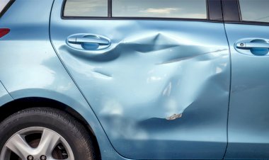 Motociclista fica ferido após colisão com carro no centro de Jaru