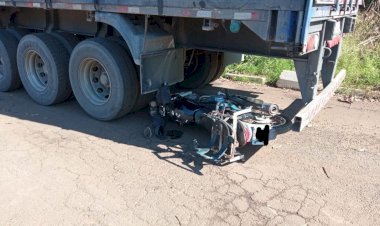 Motociclista fica ferido após colidir na traseira de carreta e é levado ao hospital em Vilhena