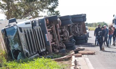 Carreta tomba ao tentar evitar colisão com ônibus na BR-435, próximo a Cerejeiras