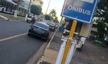 Motorista é autuado por estacionar em ponto de ônibus escolar em Vilhena