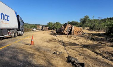 Carro é arrastado por carreta após tentativa de ultrapassagem na BR-174 em Vilhena
