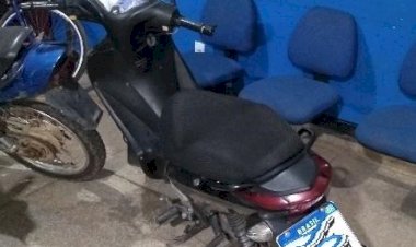 Motocicleta furtada é recuperada após ser abandonada em rua de Vilhena