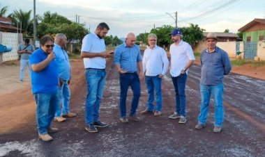 Ezequiel Neiva vistoria obras de pavimentação e participa da entrega de ônibus escolares em Cerejeiras