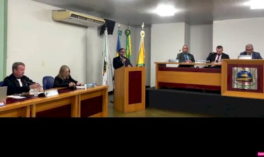 Vereador critica uso de máquina pública de Cerejeiras em outro município e cobra explicações