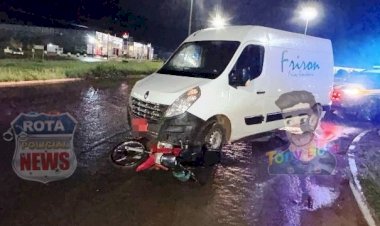 Mulher fica ferida em colisão entre van e motoneta na BR-364, em Vilhena; veículo foi apreendido pela PRF