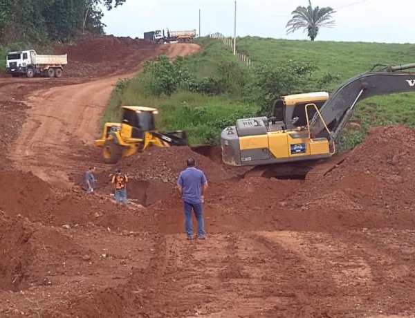 Deputado Ezequiel Neiva viabiliza substituição de ponte de madeira por tubo armco entre Chupinguaia e Corumbiara