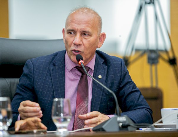 Defesa de Ezequiel Neiva esclarece que deputado não está inelegível e detalha situação judicial