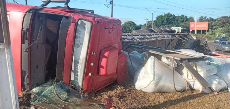 Motorista morre após caminhão carregado de fertilizantes tombar na BR-435, entre Vilhena e Colorado