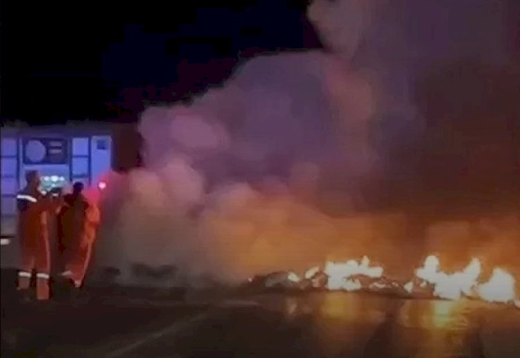 Manifestantes bloqueiam BR-364 com fogo em Cacoal e PM prende um suspeito