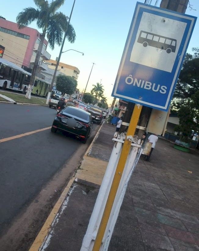 Motorista é autuado por estacionar em ponto de ônibus escolar em Vilhena