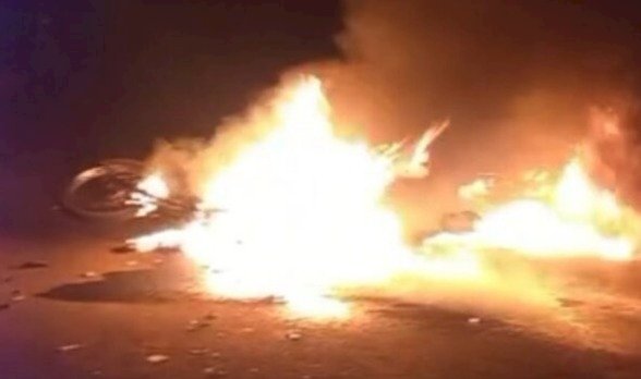 Colisão frontal entre motos provoca incêndio e mata dois motociclistas em Rondônia