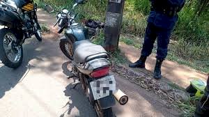 Polícia encontra motocicleta com placa clonada escondida em vegetação em Vilhena