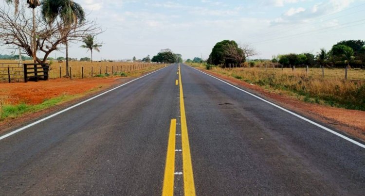 Rodovia entre Cerejeiras e Corumbiara recebe 22 km de melhorias com sinalização e microrrevestimento