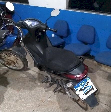Motocicleta furtada é recuperada após ser abandonada em rua de Vilhena