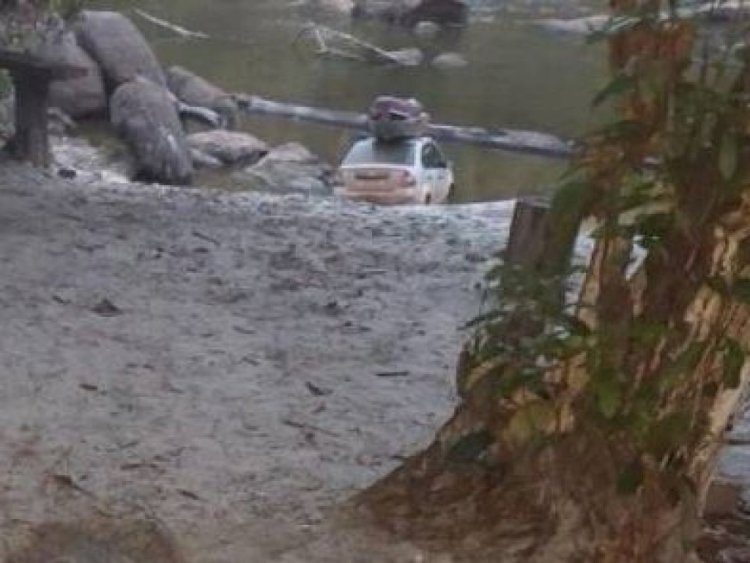 Idosa morre após ser atropelada por carro que desceu desgovernado em balneário de Candeias do Jamari