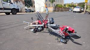 Homem sofre ferimentos leves após colisão entre carro e bicicleta elétrica em Vilhena