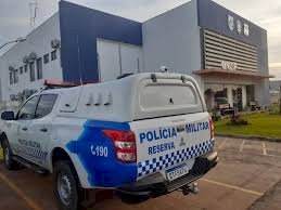 Homem é espancado por grupo após tumulto em frente a casa noturna em Vilhena