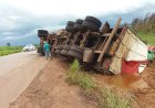 Caminhão tomba na BR-435 após desviar de buraco na pista em Rondônia