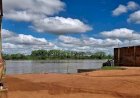 Suspeitos fogem pelo rio durante operação contra furto de energia em distribuidora de peixes em Guajará-Mirim