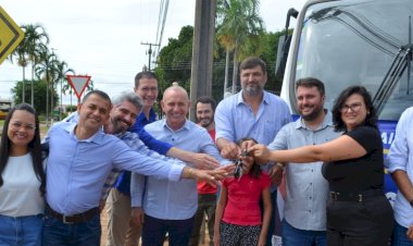 Ezequiel Neiva entrega micro-ônibus para ampliar transporte de pacientes e fortalecer a saúde em Cabixi