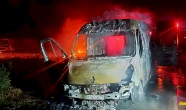 Ambulância de Alta Floresta do Oeste pega fogo na RO-479 durante transporte de paciente