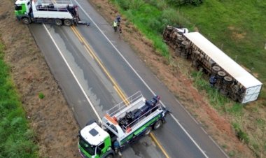 Carreta tomba na BR-364 em Candeias do Jamari e mobiliza equipes da Nova 364