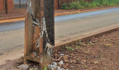 Poste danificado por carreta segue oferecendo risco há quase três semanas em praça de Vilhena