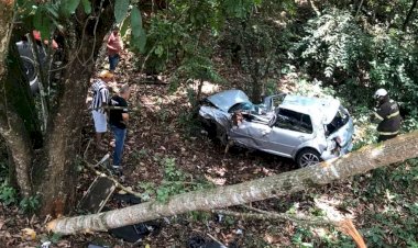 Carro capota em estrada vicinal e quatro pessoas são socorridas em Cerejeiras