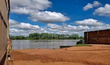 Suspeitos fogem pelo rio durante operação contra furto de energia em distribuidora de peixes em Guajará-Mirim