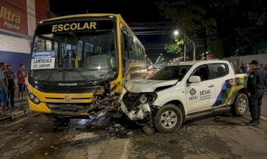 Caminhonete da Sesai bate em ônibus com 21 estudantes durante os Jogos Escolares em Porto Velho