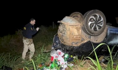Mulher morre e três ficam feridos após carro capotar na BR-364