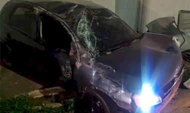 Corsa fica destruído após capotar várias vezes no centro de Porto Velho