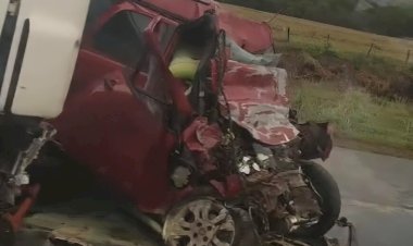 Acidente entre carro e carreta mata duas pessoas e bloqueia BR-364 em Mato Grosso