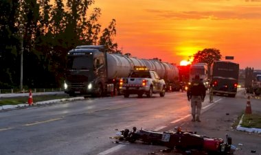 Motociclista de 64 anos morre após colisão com carreta na BR-364, em Cacoal