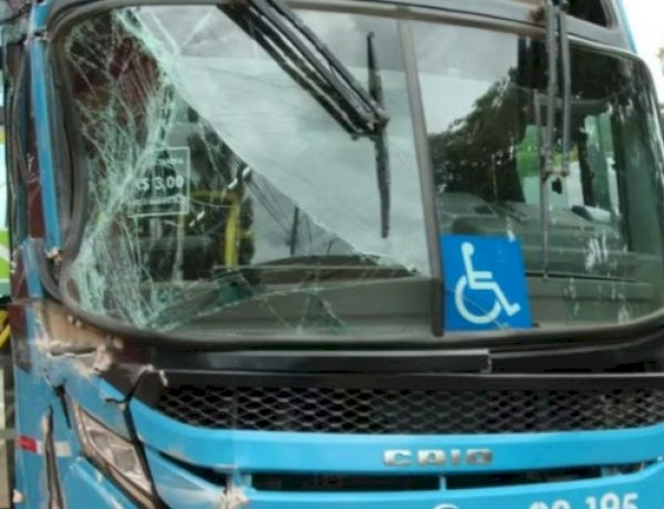 Colisão entre carreta carregada de soja e ônibus deixa passageiros feridos em Porto Velho