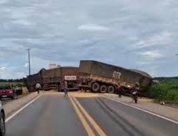 Colisão entre três carretas interdita BR-364 neste domingo no interior de Rondônia