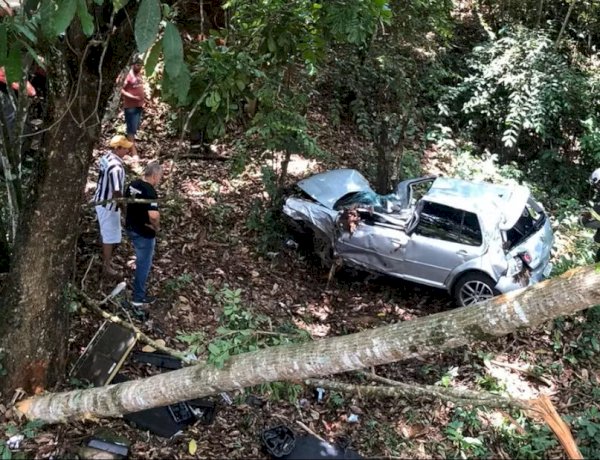 Carro capota em estrada vicinal e quatro pessoas são socorridas em Cerejeiras