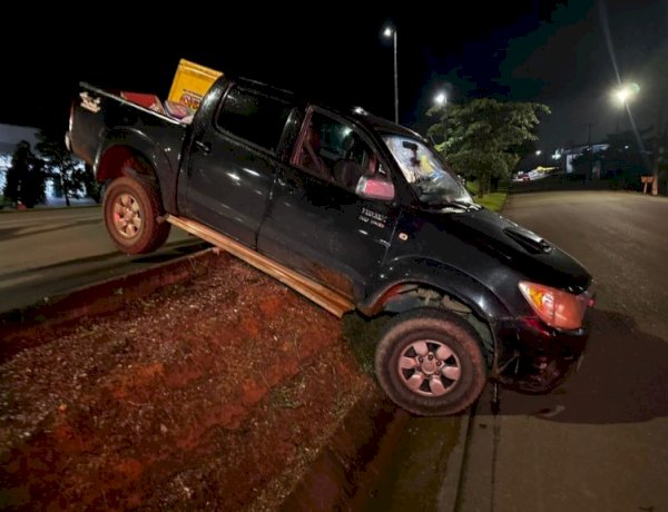 Caminhonete é localizada sem condutor após ficar presa em canteiro às margens da BR-364