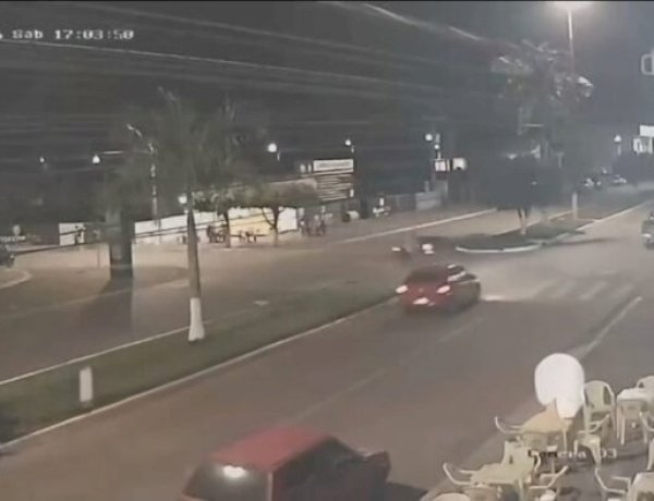 Cerejeiras: motociclista é atingido por carro após invadir preferencial; acidente foi registrado por câmera