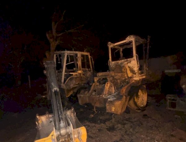 Máquinas do DER são destruídas em incêndio criminoso na RO-471, em Cacoal
