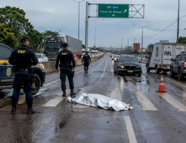 Pedestre morre após ser atingido por carro ao atravessar BR-364 em Porto Velho