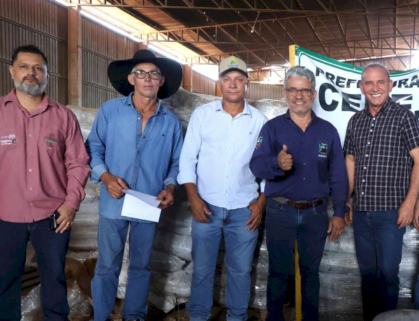 CEREJEIRAS: Produtores rurais recebem mais de 15 toneladas de adubo por meio de emenda de Ezequiel Neiva
