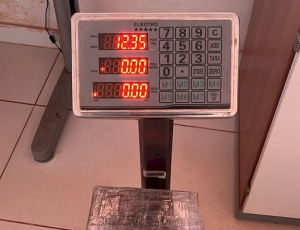 PRF apreende quase 13 quilos de maconha em táxi na BR-425 e prende suspeito em Guajará-Mirim