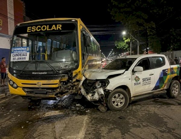 Caminhonete da Sesai bate em ônibus com 21 estudantes durante os Jogos Escolares em Porto Velho