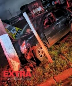Motorista perde controle e colide com poste, deixando dois bairros sem energia em Vilhena