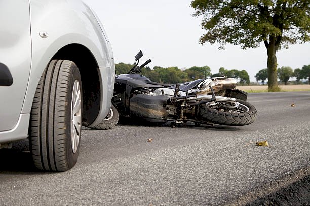 Condutora sem habilitação foge após acidente com motociclista em Jaru