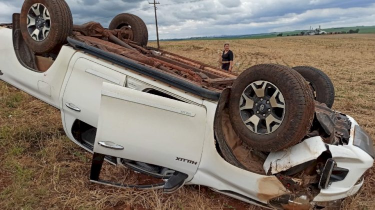 Caminhonete Hilux capota na zona rural entre Theobroma e Jaru