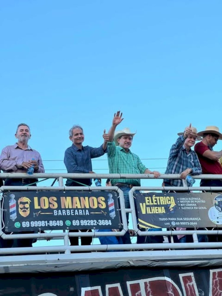 Cavalgada marca abertura da 37ª Expocol em Colorado do Oeste