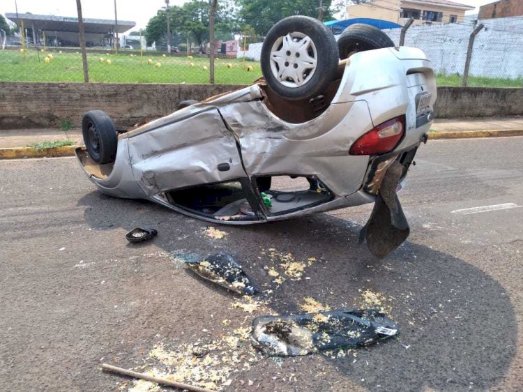 Carro capota após despencar de rampa em frente à rodoviária de Rolim de Moura
